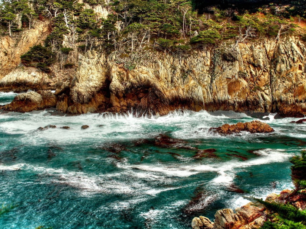 Скалы на берегу