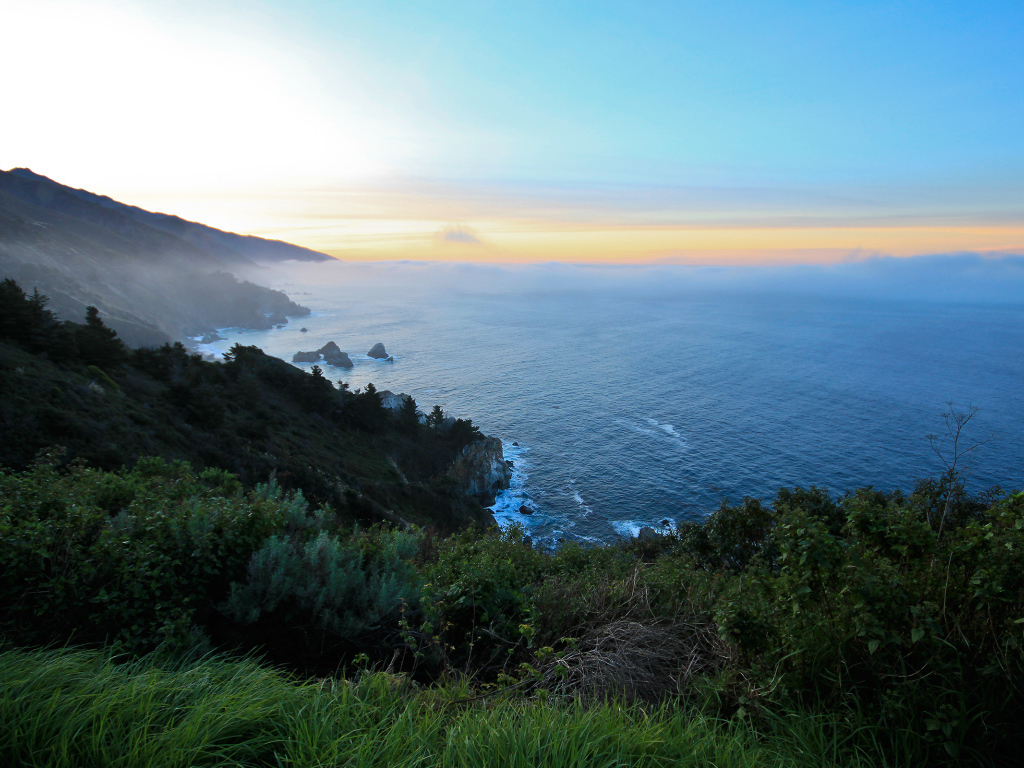 Скалистый берег на закате