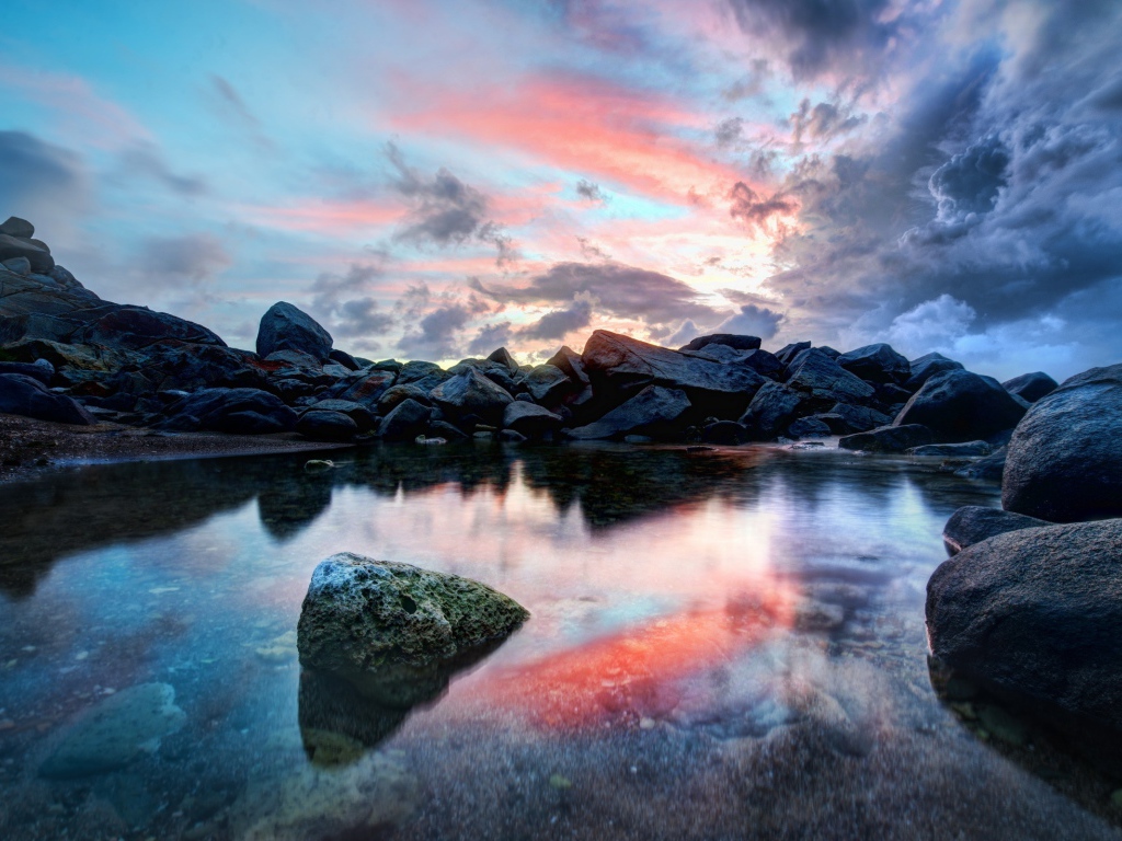 Закат над камнями