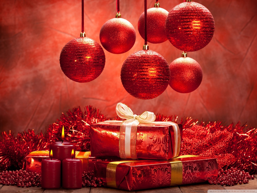 Подарки и красные шары