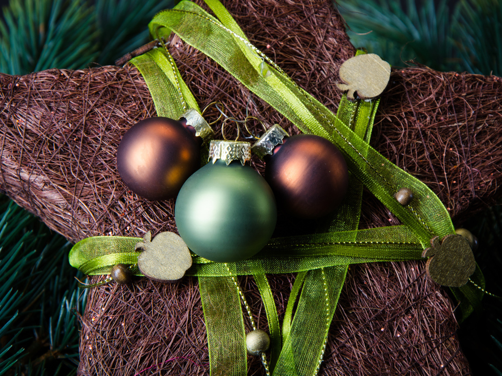 Звезда и шары для елки