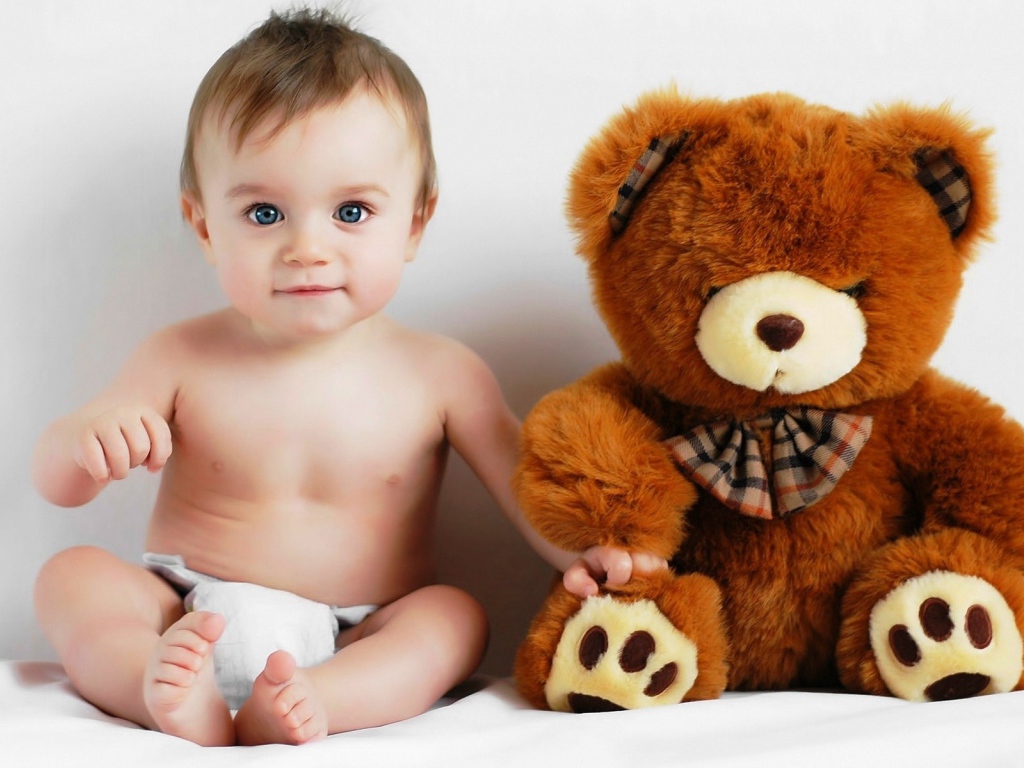 Малыш и игрушка
