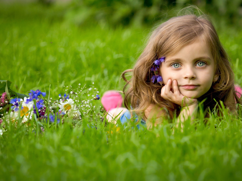 Девочка в траве