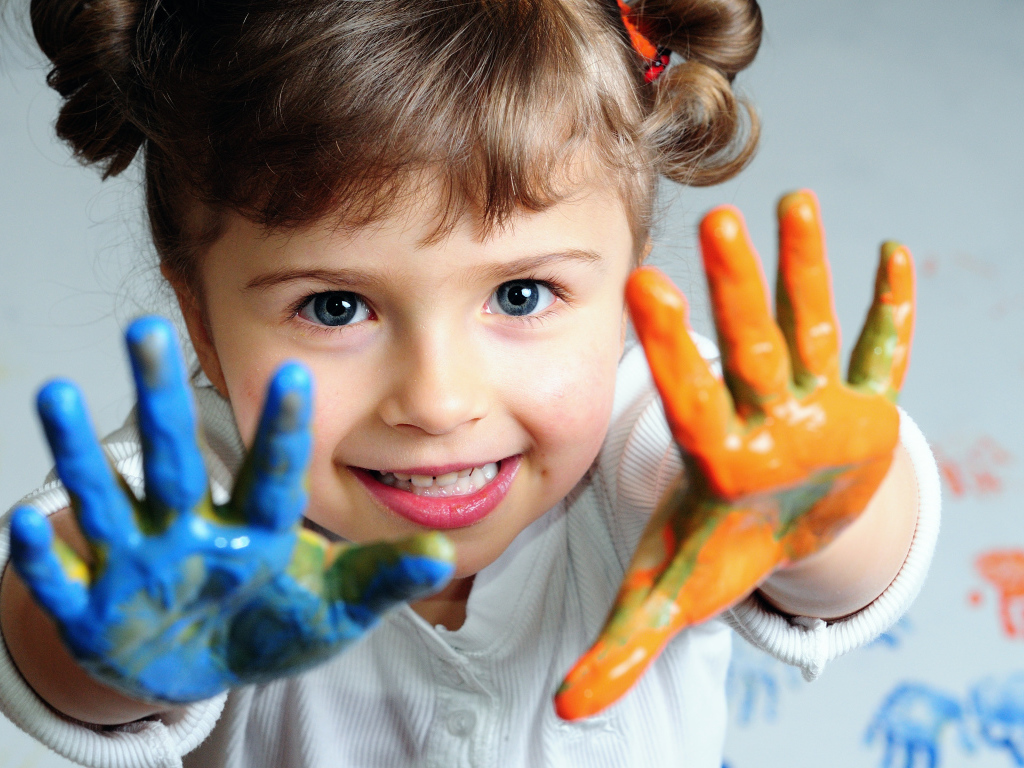 Ребенок с красками