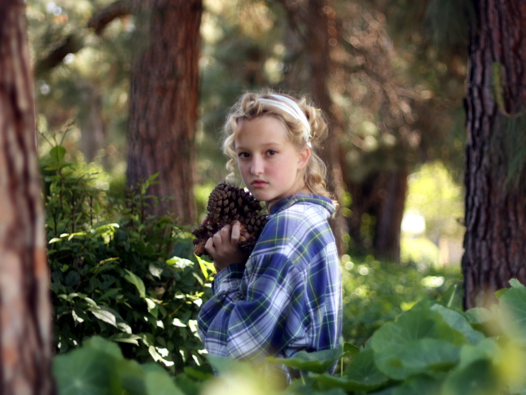 Девочка среди деревьев