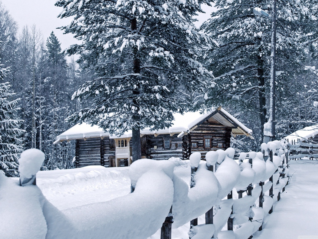 Домик в деревне зимой