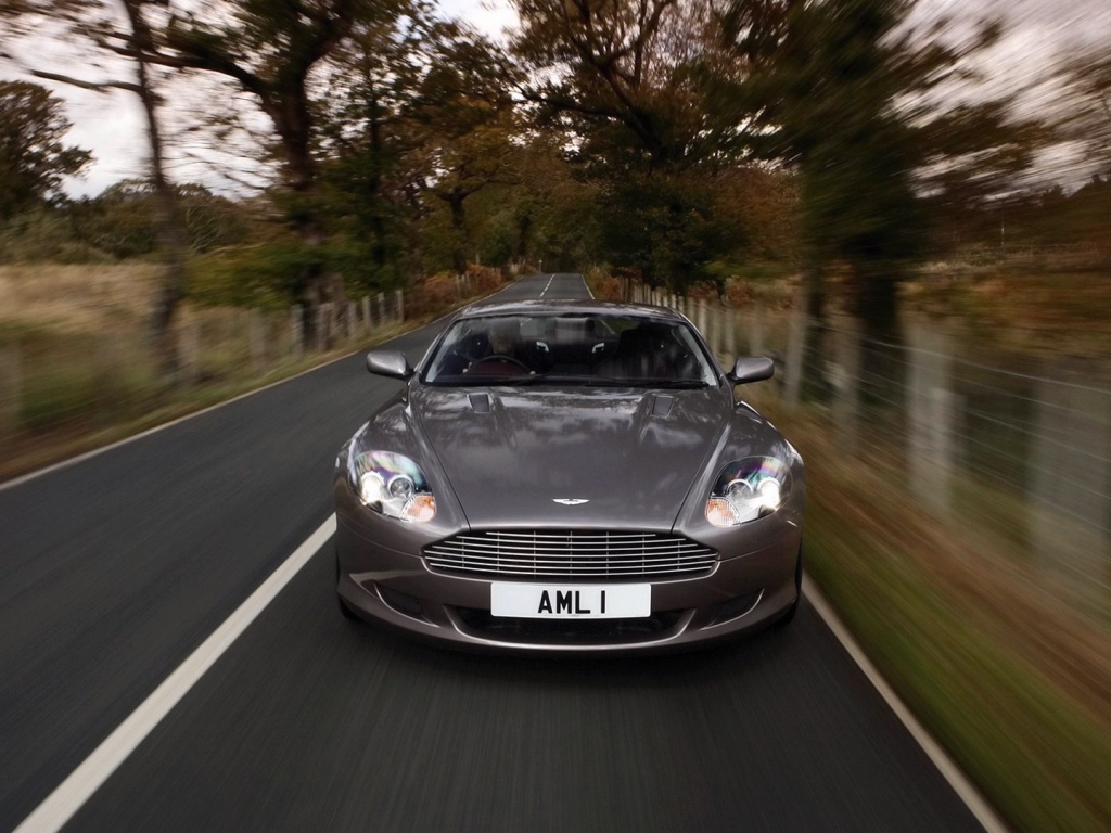 Автомобиль в движении по дороге