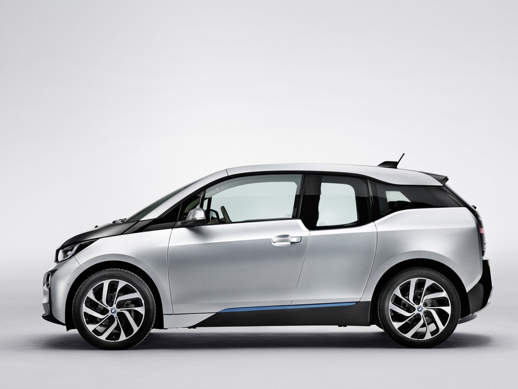 Серебряная BMW i3 со стороны