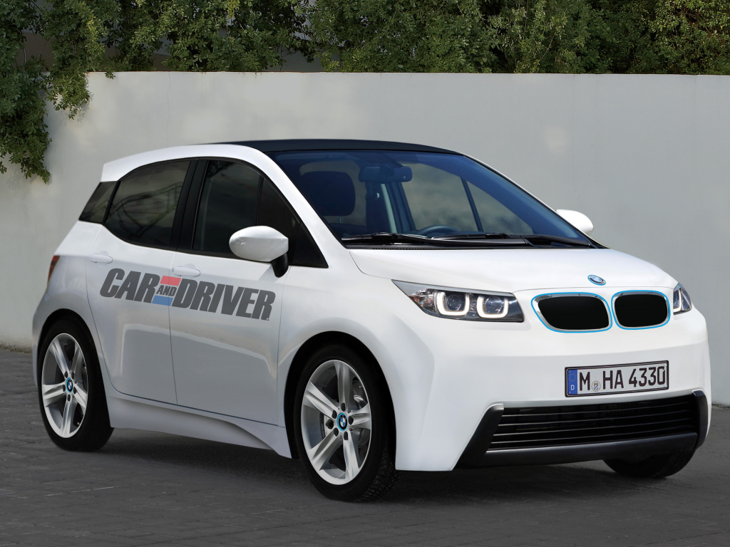 Белый BMW i3 на дороге