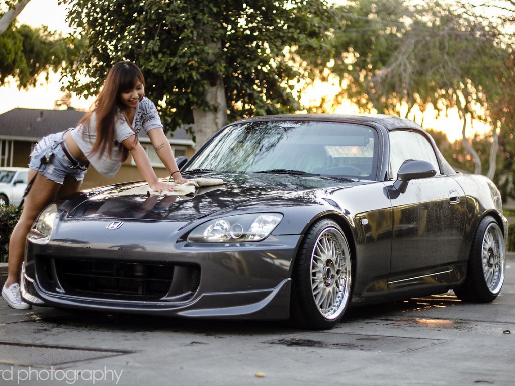 Девушка моет Хонду