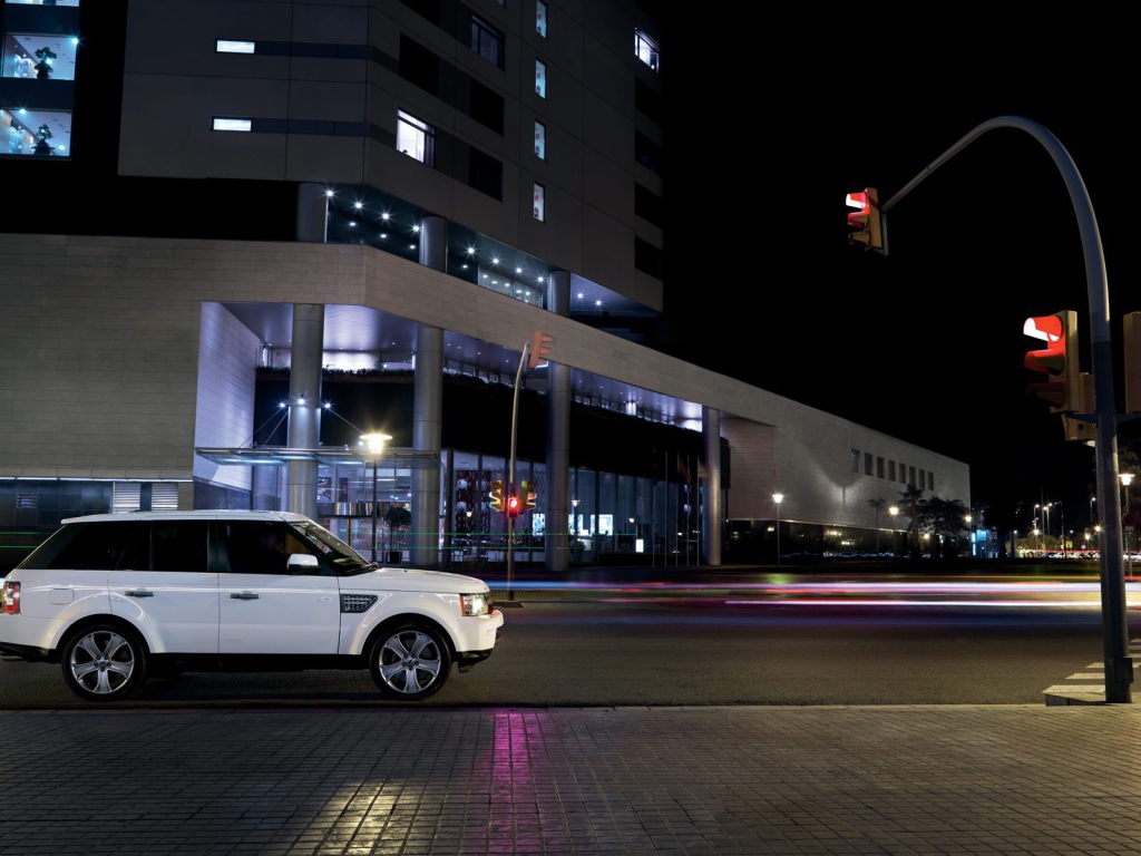 Land Rover у светофора