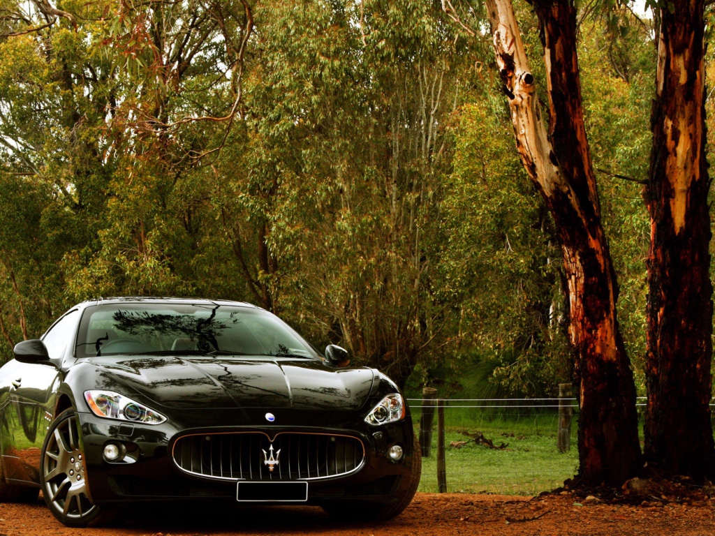 Черный автомобиль Мазерати