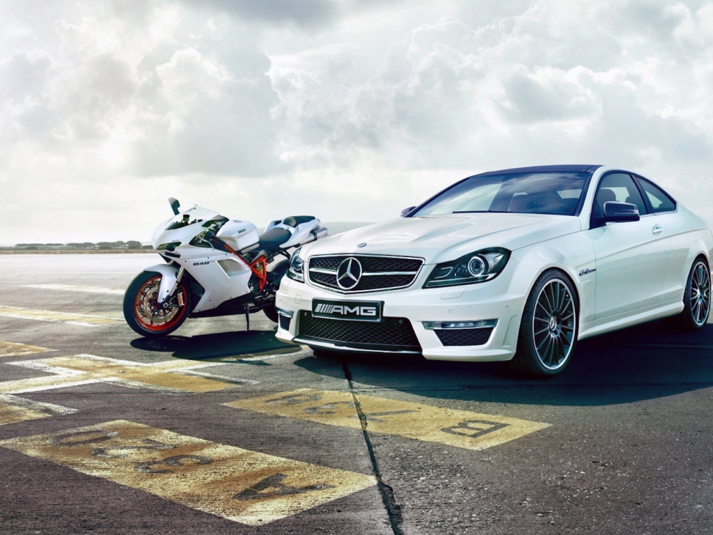 Мотоцикл Ducati 848 и Мерседес C63 AMG