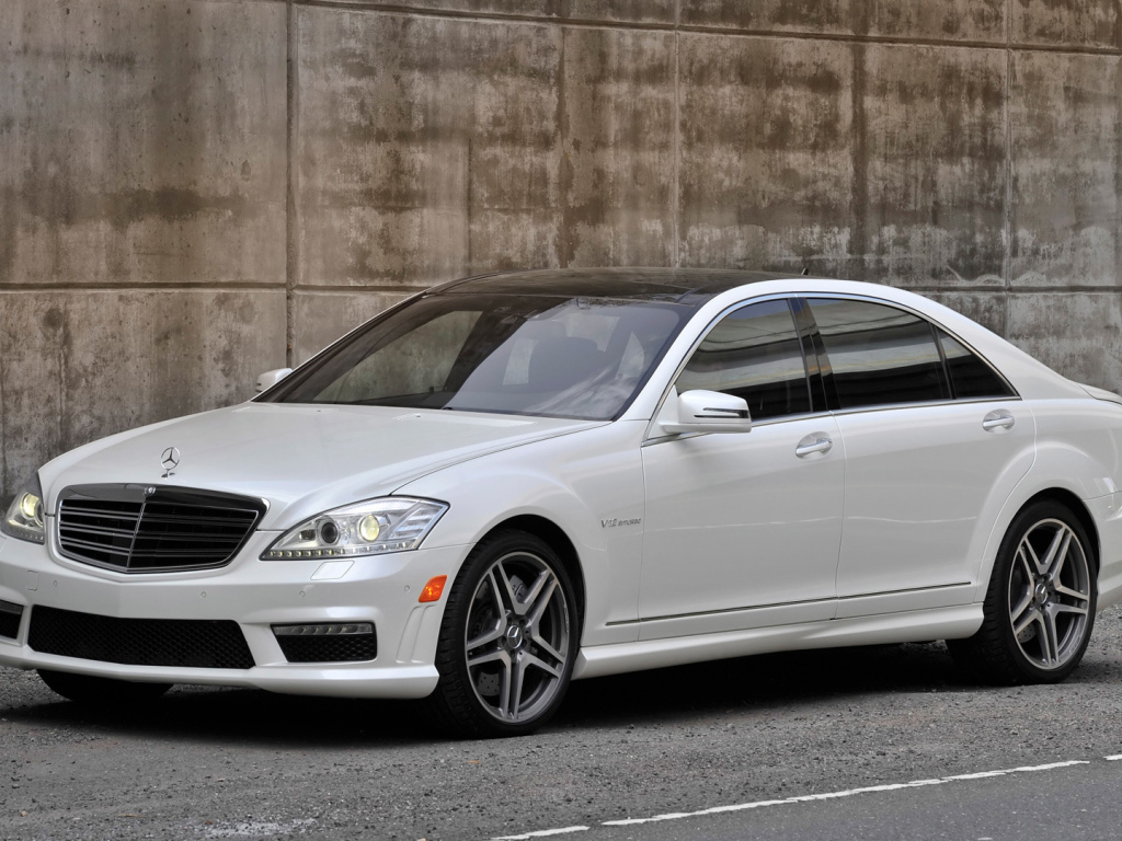 Белый Mercedes-Benz S65 AMG