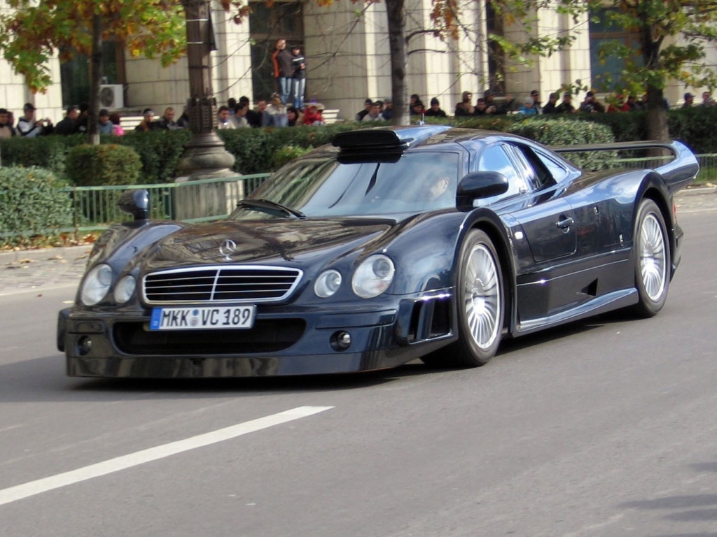 Мерседес-бенц гонка по улице города