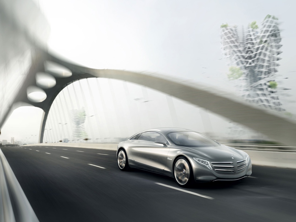 Мерседес едет по мосту