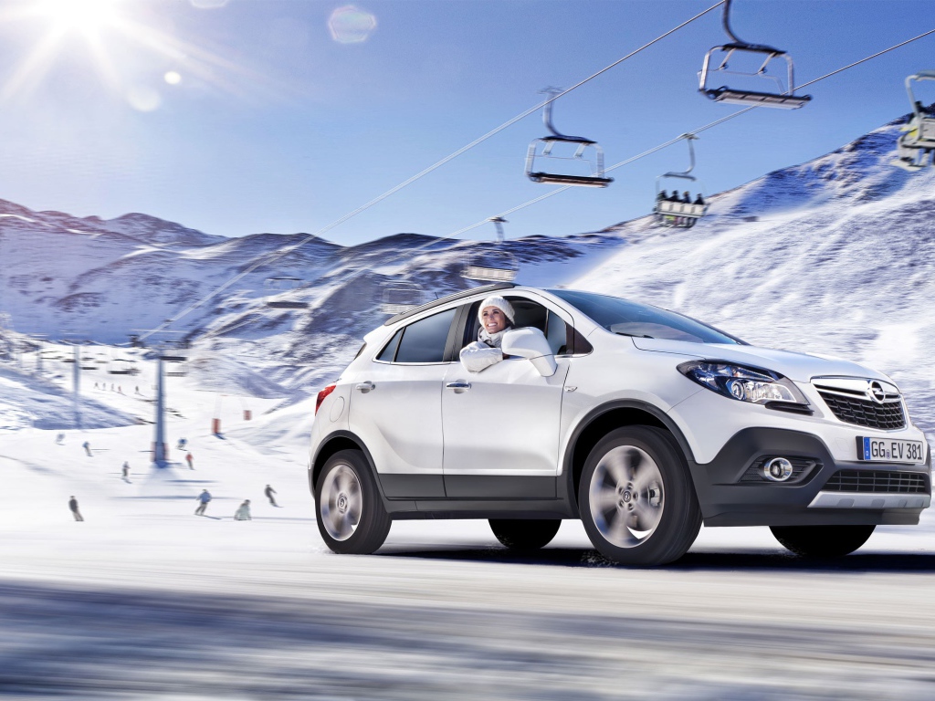 Девушка на белом Опеле