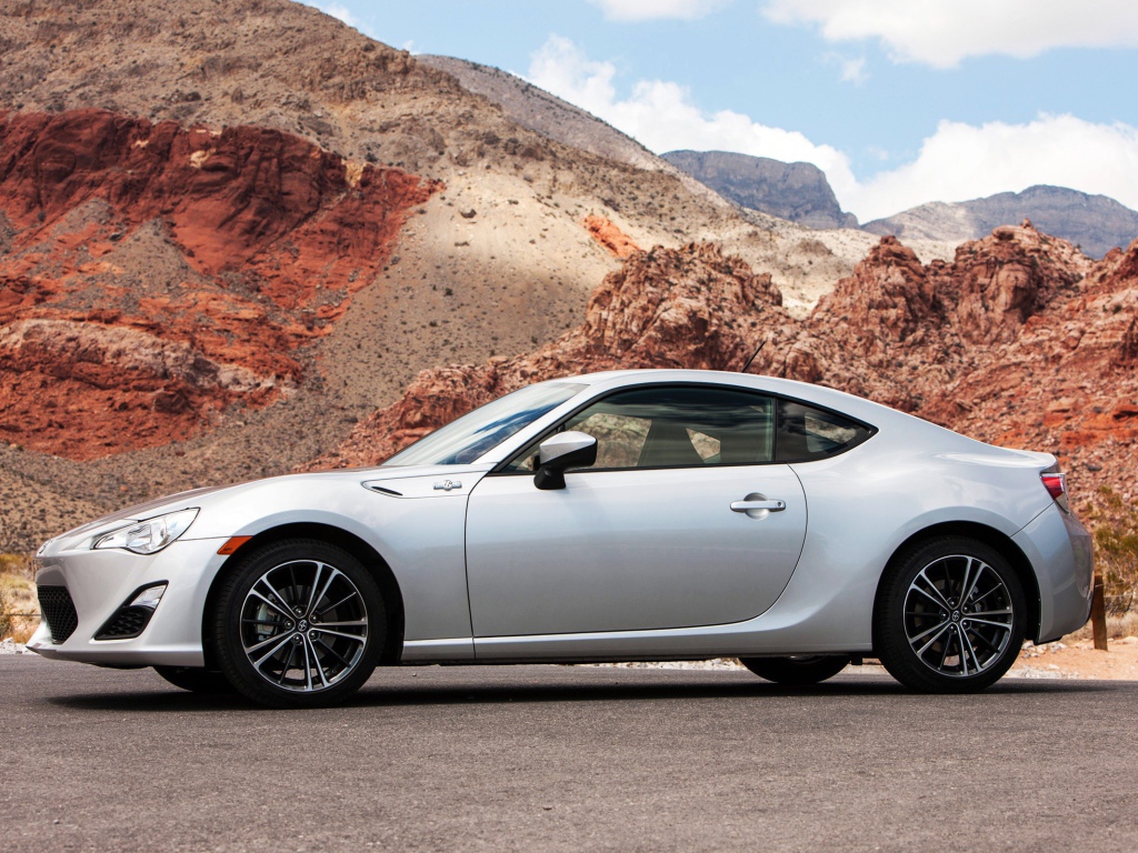 Белая Toyota scion