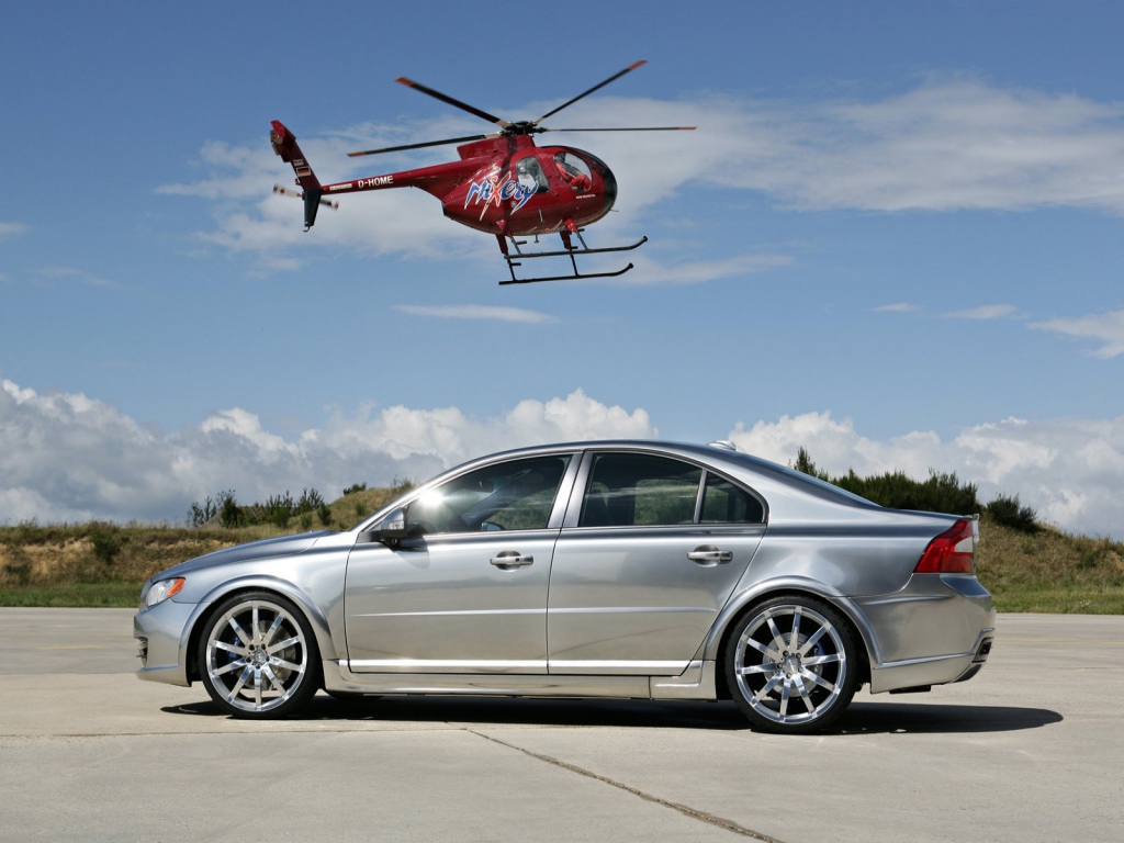 Серебряная Volvo S80 и вертолет