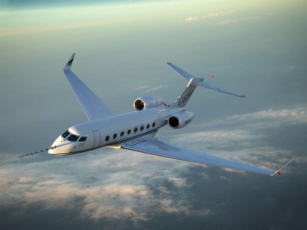 Небольшой частный самолет в полете