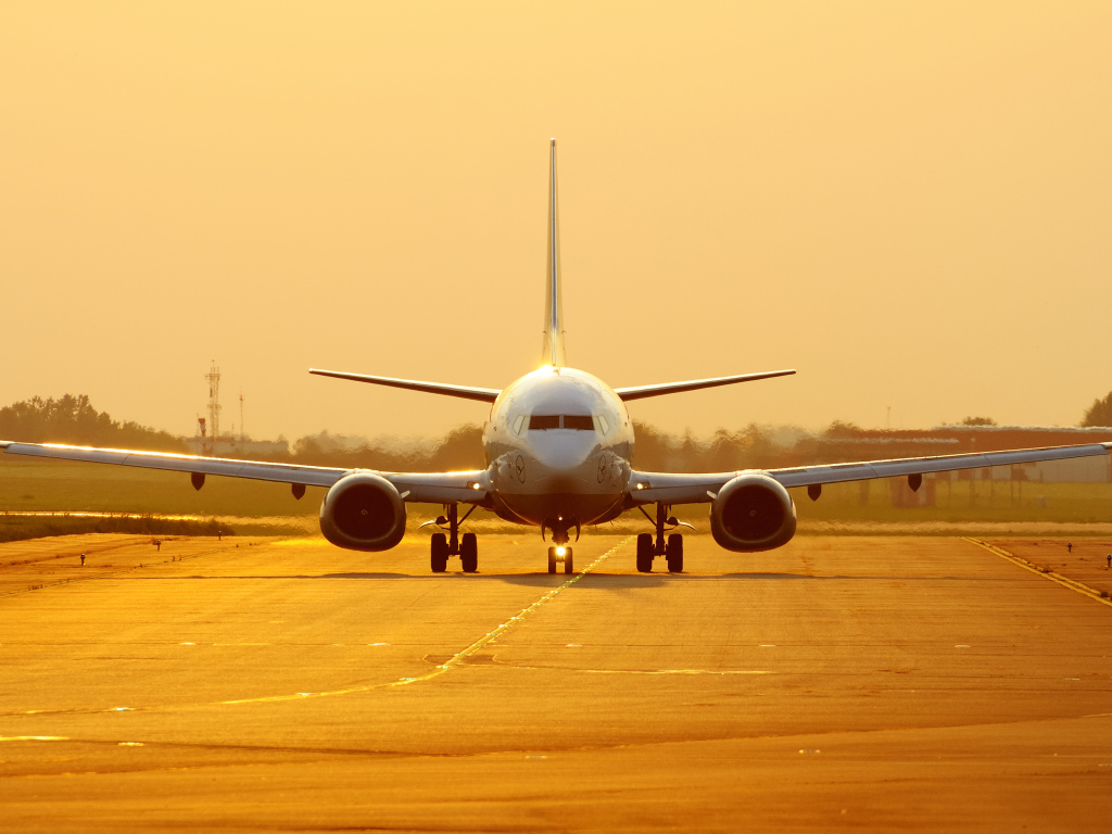 Боинг 737 на взлетной полосе