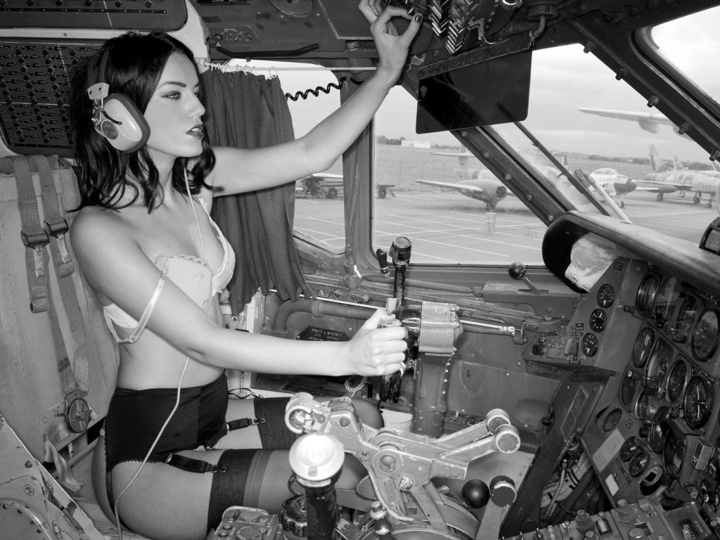 Екатерина Плюшара в кабине самолета