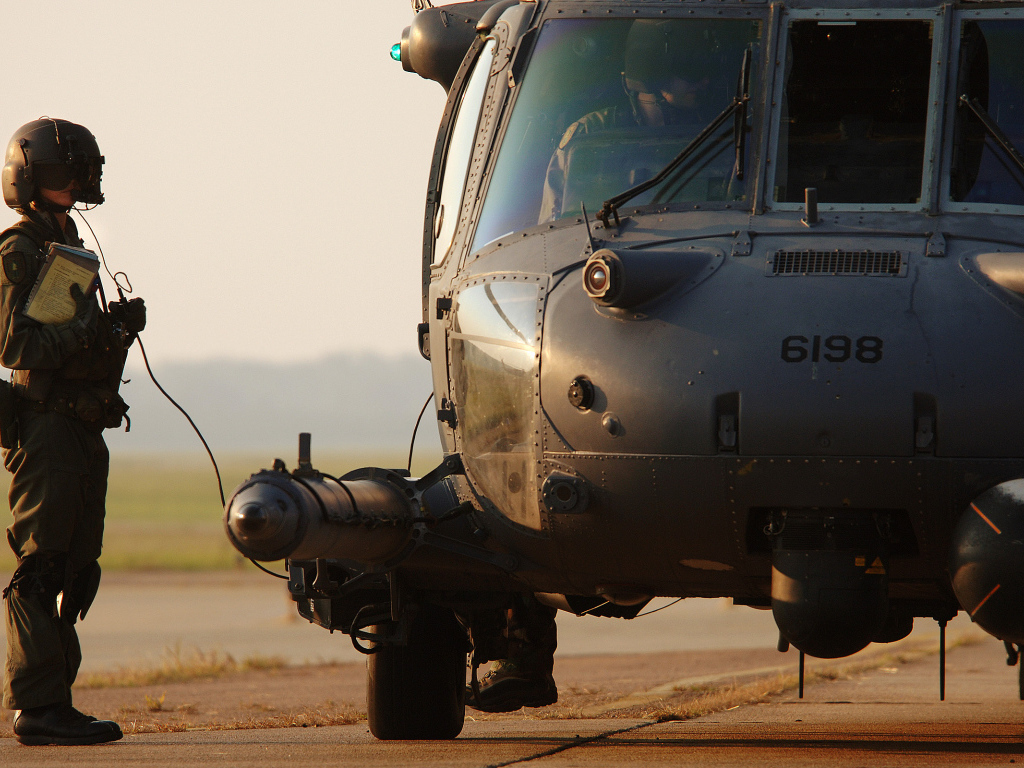 Вертолет и пилот