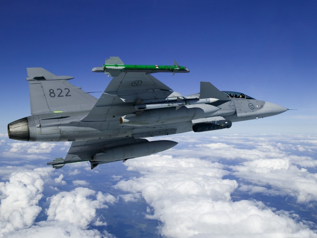 Военный самолет в небе