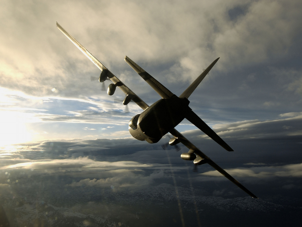 Грузовой самолет в полете