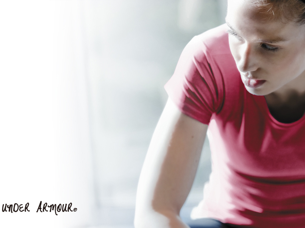 Девочка в розовой рубашке Under Armour