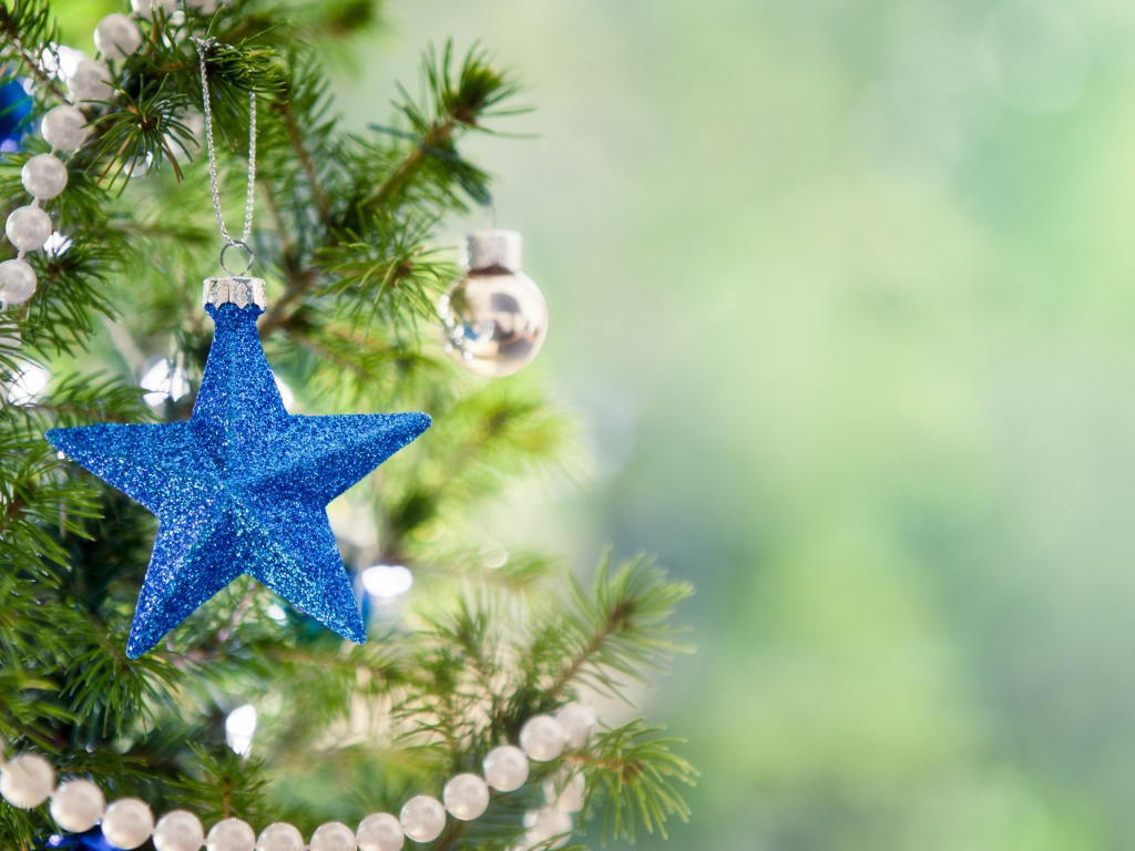 Синяя звезда на ёлке на рождество