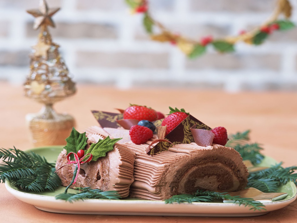 Шоколадный кекс с клубникой на рождество