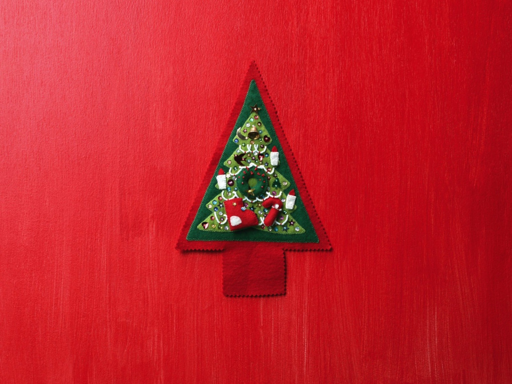 Ёлка из ткани на красной стене на рождество