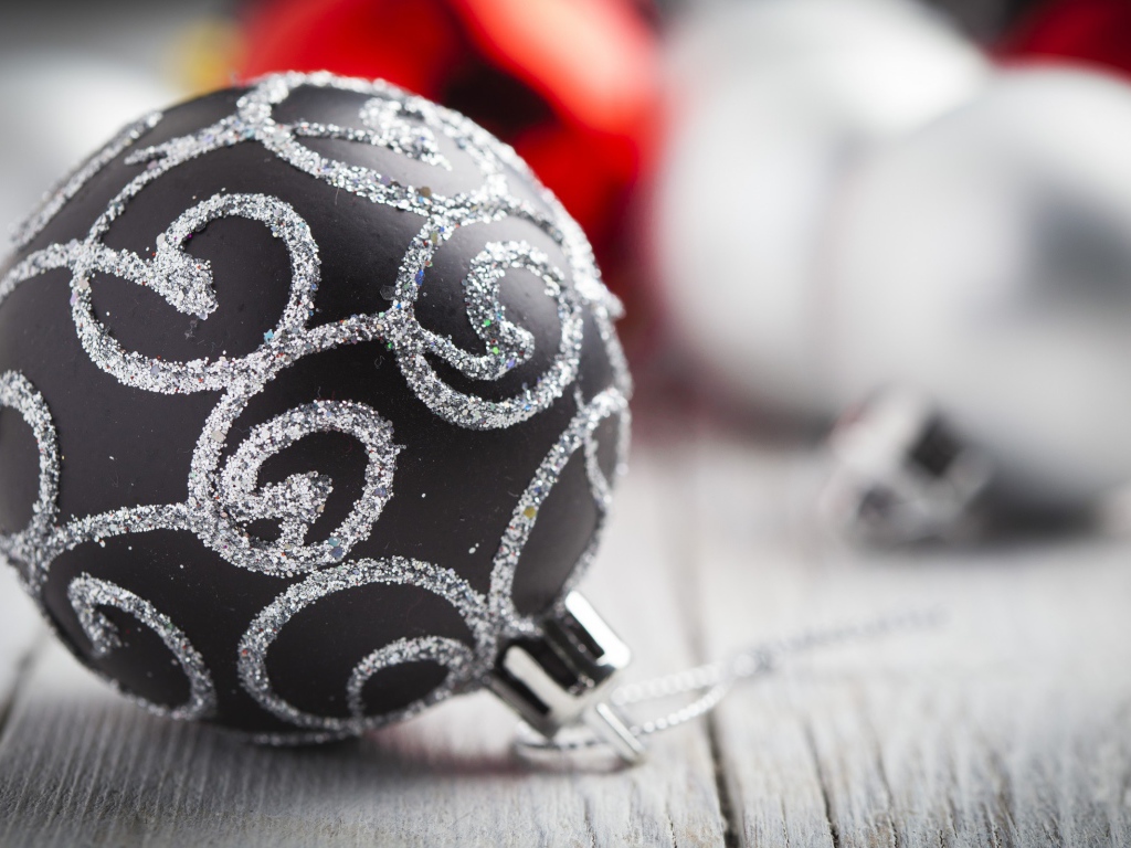 Серая ёлочная игрушка на рождество