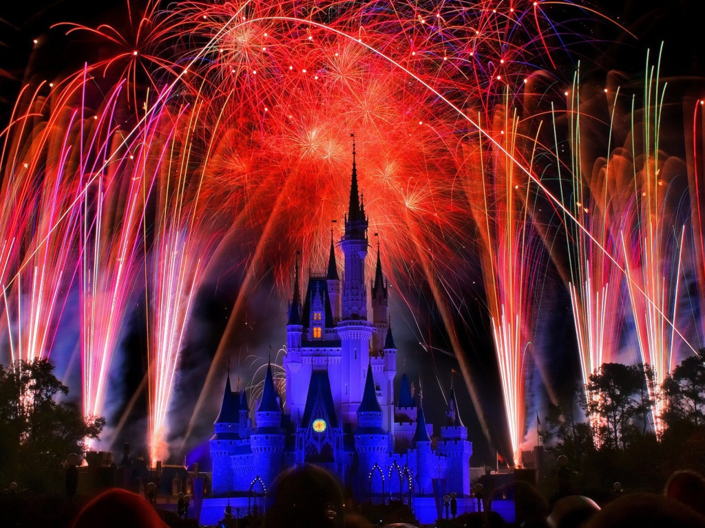 Праздничный фейерверк над костелом