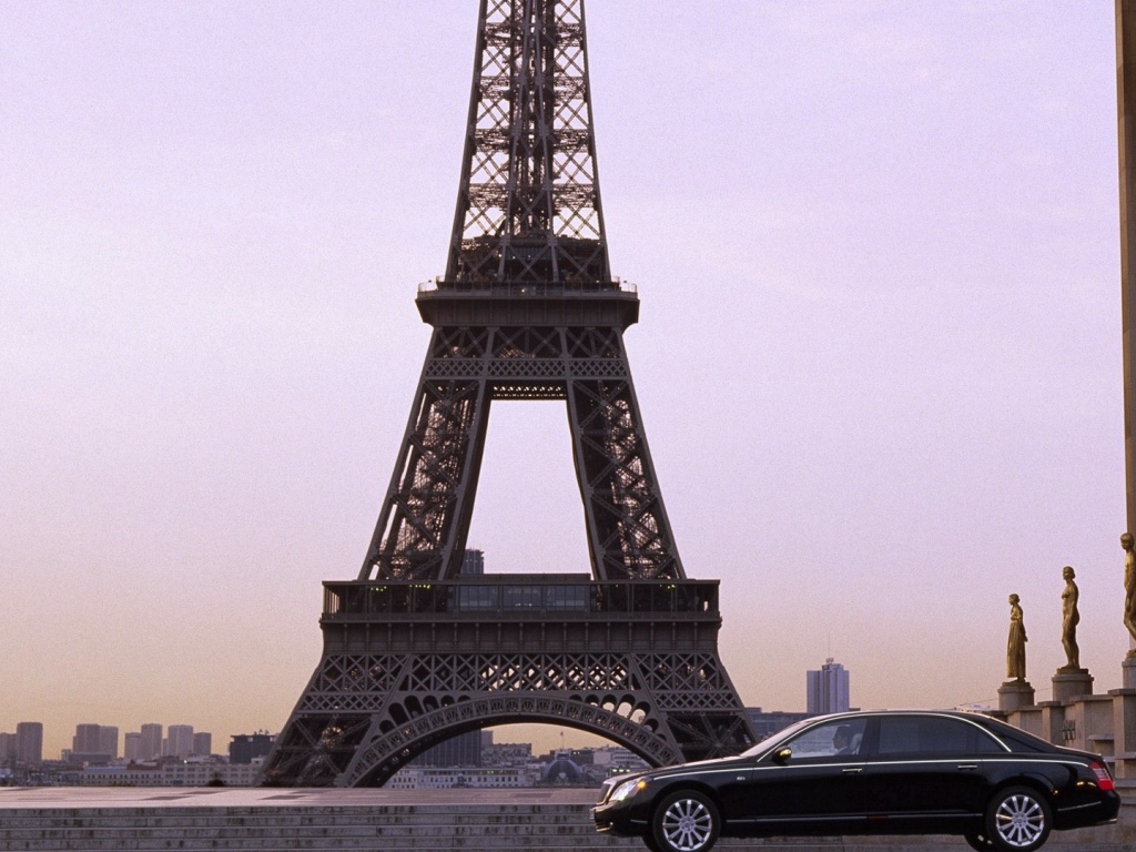 Автомобиль у Эйфелевой башни