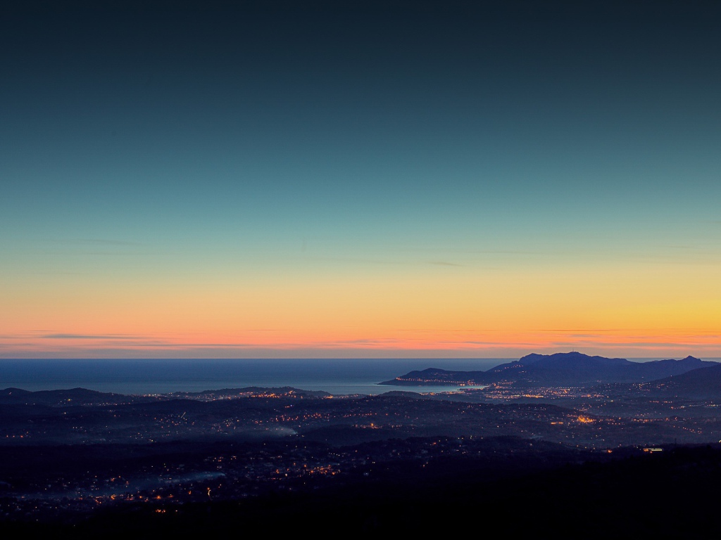 Вид вечернего города с горы