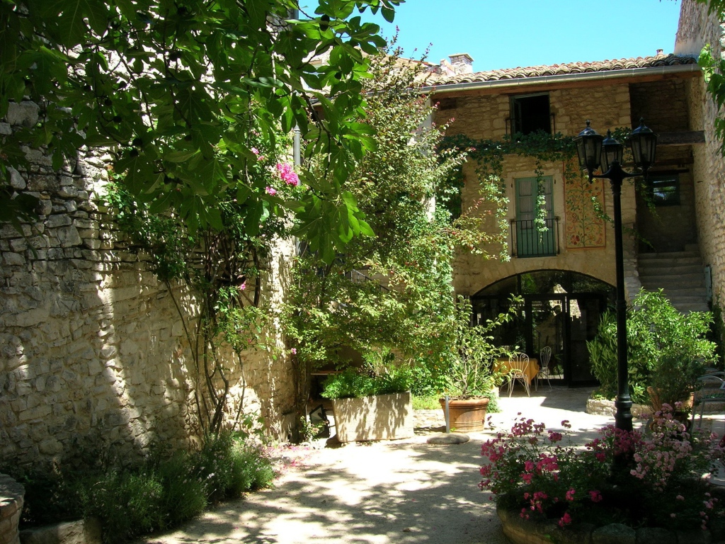 Французский городской двор