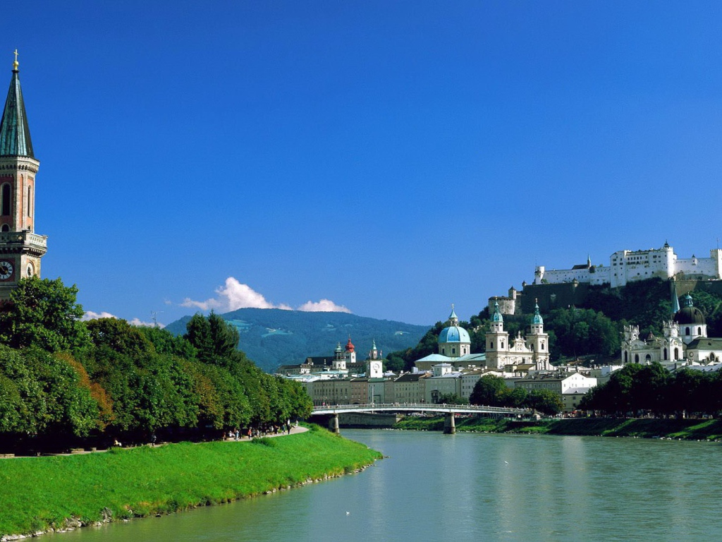 Городской пейзаж с часовней