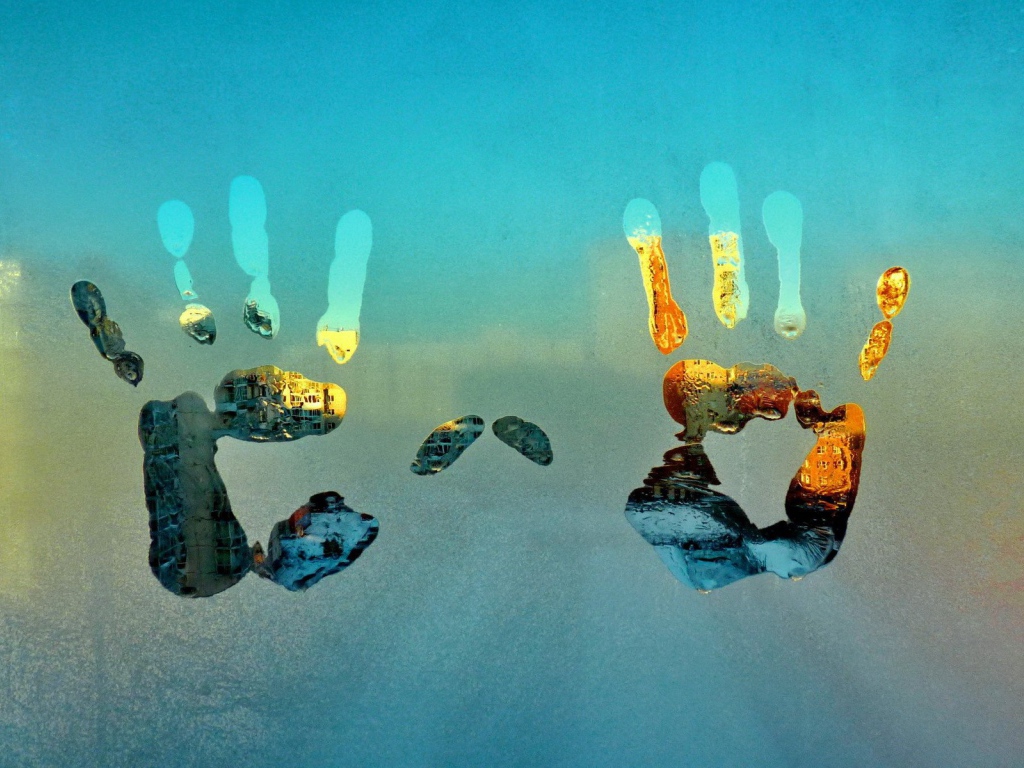 Отпечатки ладоней на запотевшем окне