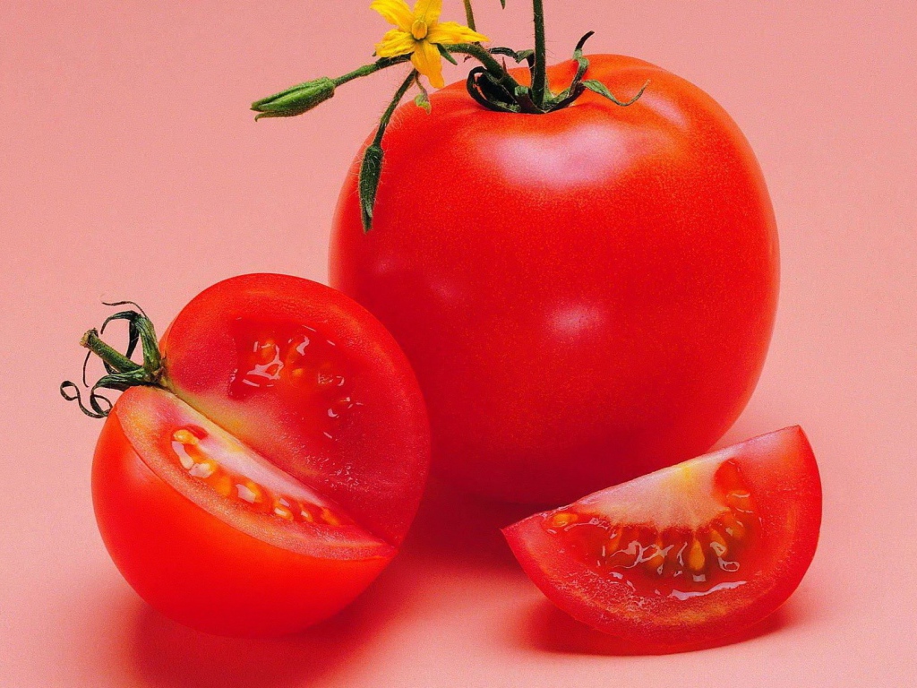 Красный спелый помидор