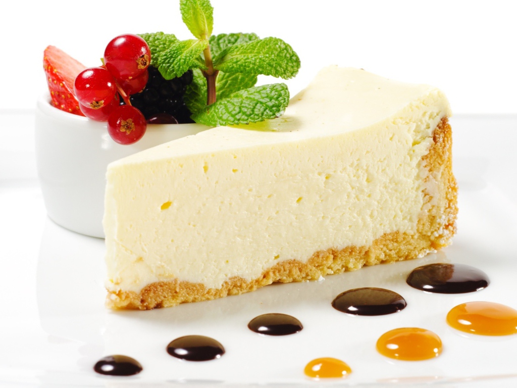 Пирожное с ягодами и шоколадом