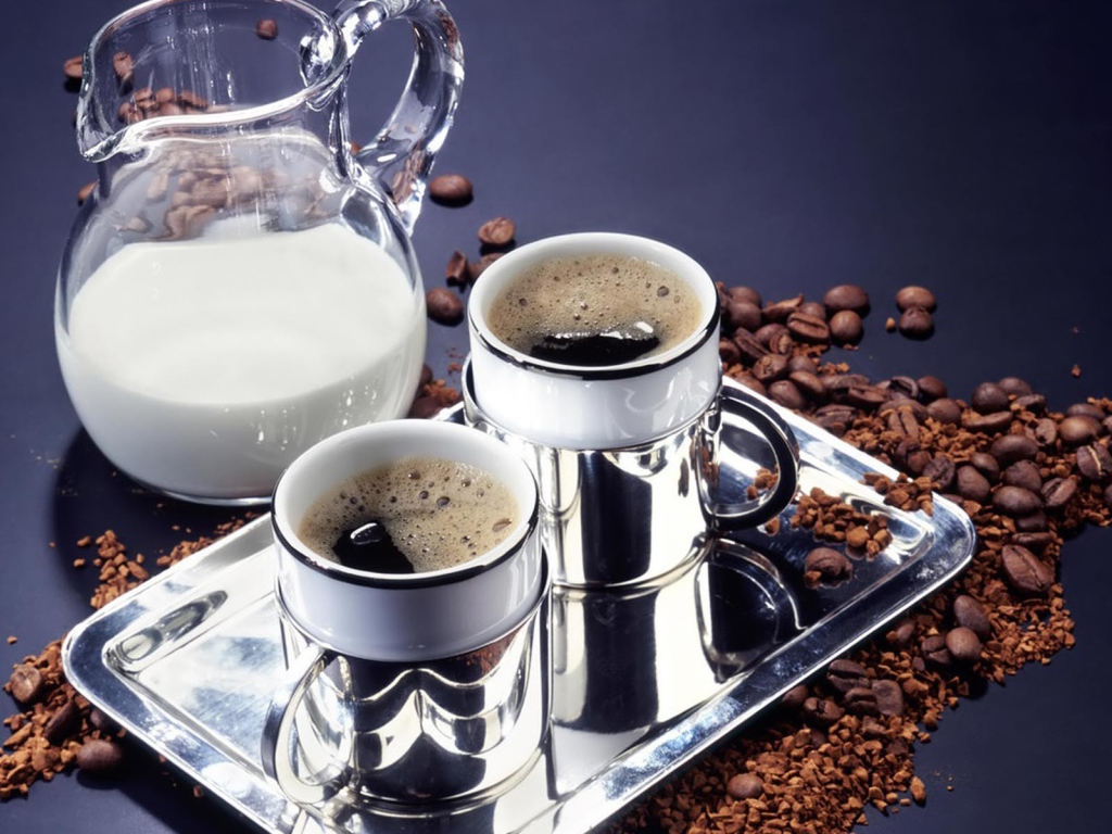 Черный кофе и молоко