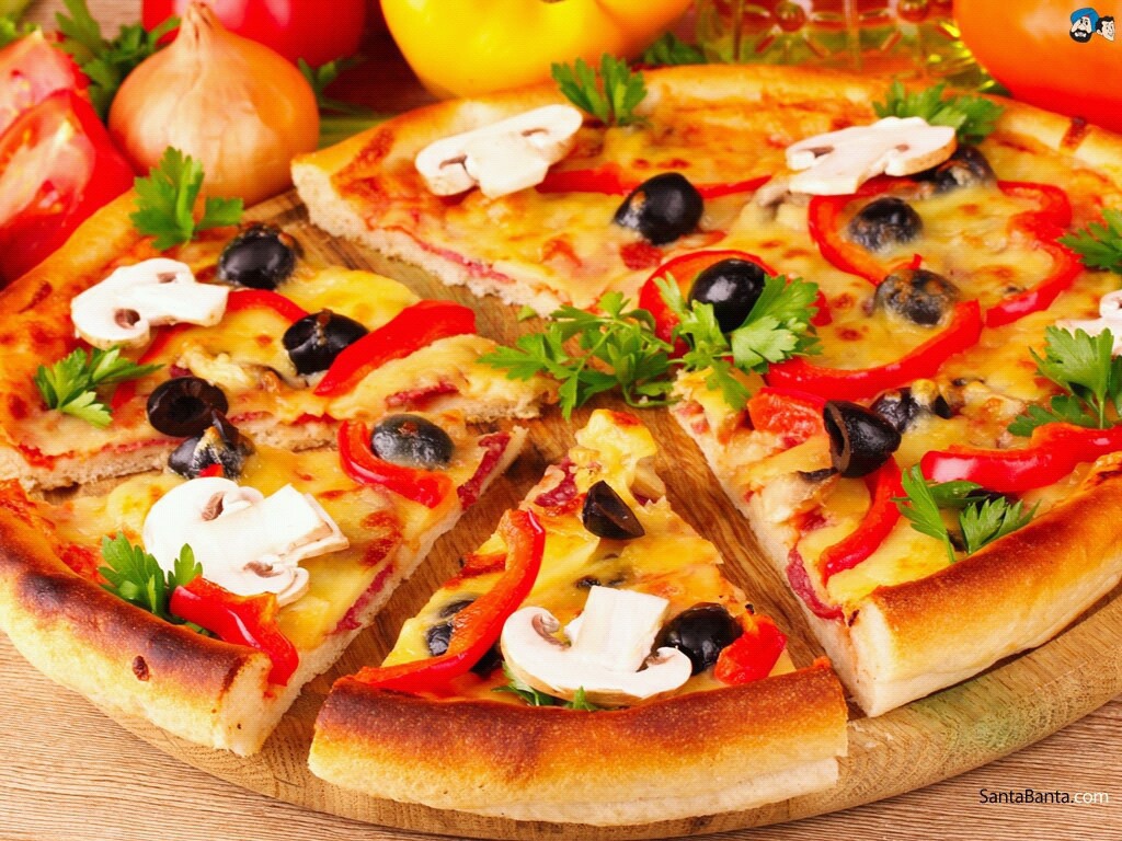 Пицца разрезанная на дольки