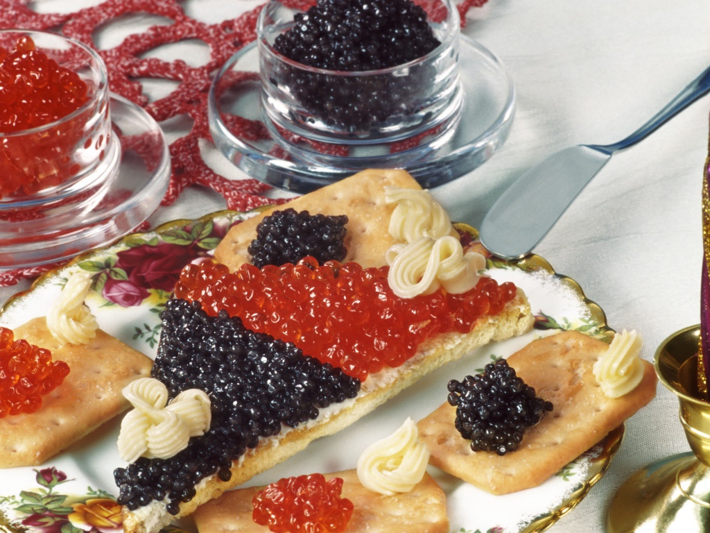 Бутерброд с черной и красной икрой икрой