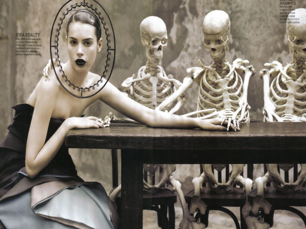 Девушка со скелетами за столом