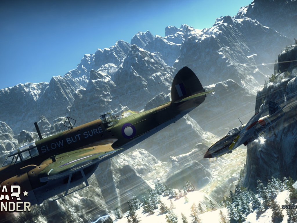 War Thunder самолеты летают над холмами