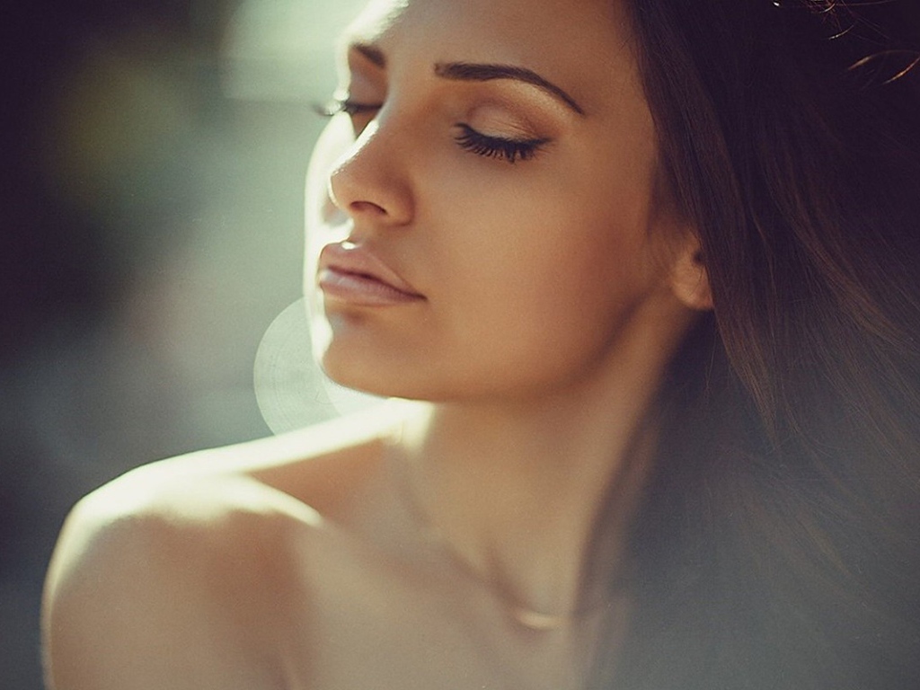 Мечтающая брюнетка