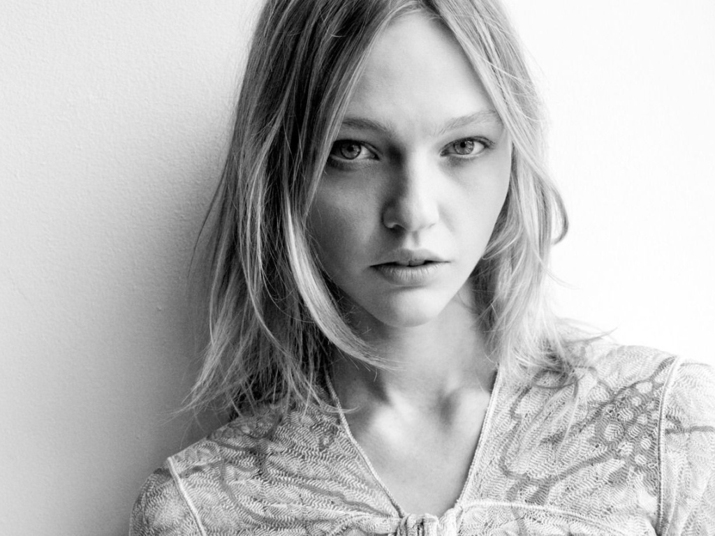 Черно белый портрет девушки