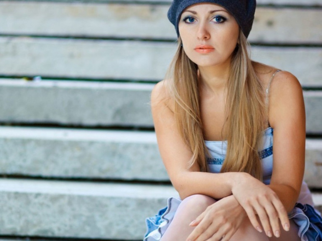 Блондинка в синем берете